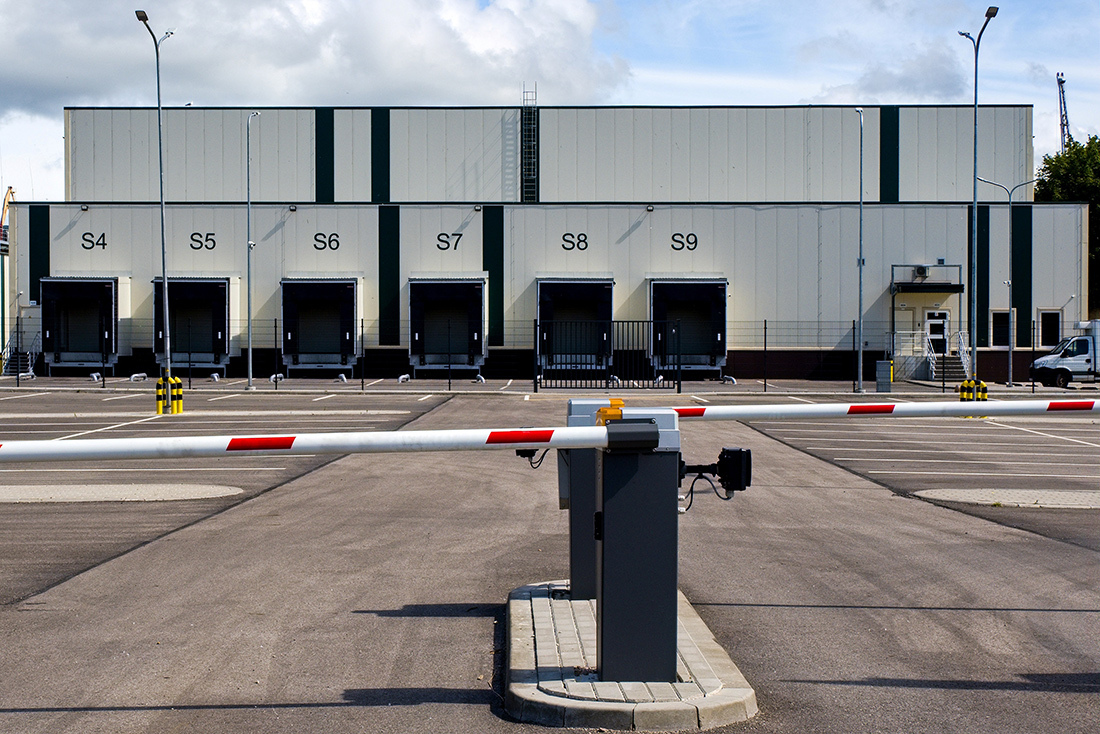 Gate processing at the entrance to a loading dock