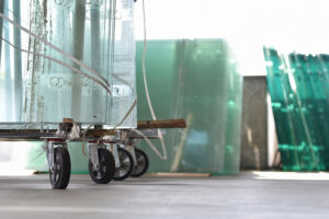 How to Reduce Injury Risk in Glass Handling with Better Casters and Brakes
